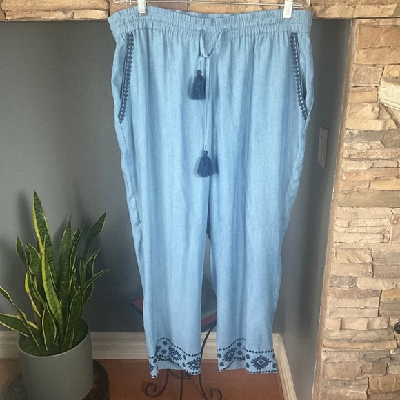 Tommy Bahama Pants - Tommy Bahama Soft Chambray Cropped Pants Embroidered Comfy Hippie Boho Blue L